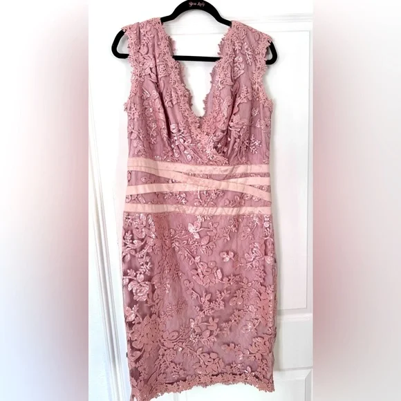 60% polyester, 40% nylon
Rose pink colored lace and sequins. - Picture 1 of 4